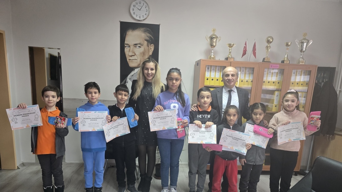 MİNİK KALEMLER ÖDÜLLERİNİ ALDI